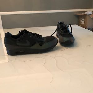 Nike AirMax - Black and metallic